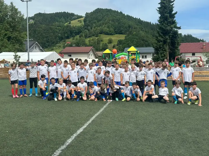 Skupinska fotografija mladih nogometašev v belih majicah NŠ Slovenj Gradec