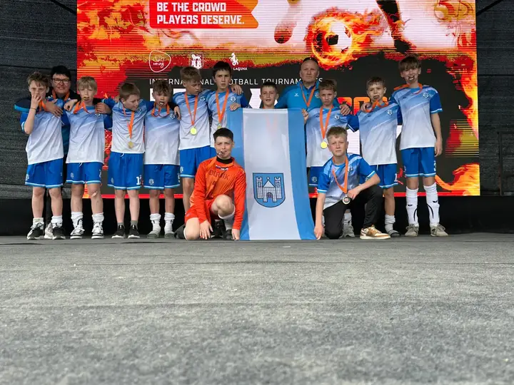 Ekipa NŠ Slovenj Gradec z medaljami in zastavo mesta na mednarodnem turnirju v Umagu
